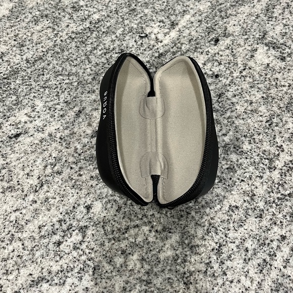 🕶️NWOT Vogue Glasses Case - Picture 5 of 5